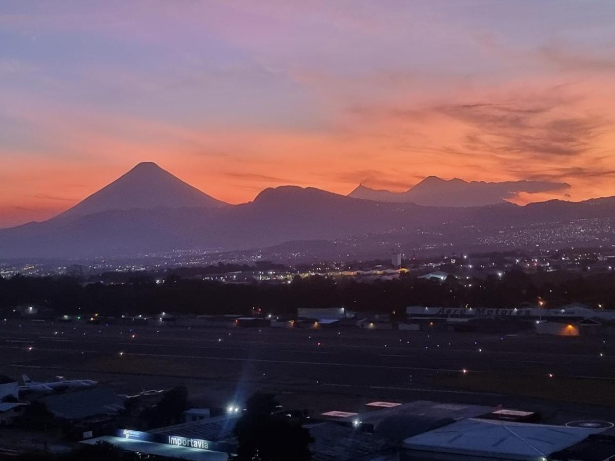 Amazing Aircrafts Views In Front Of Airport Apartman Guatemalaváros Kültér fotó