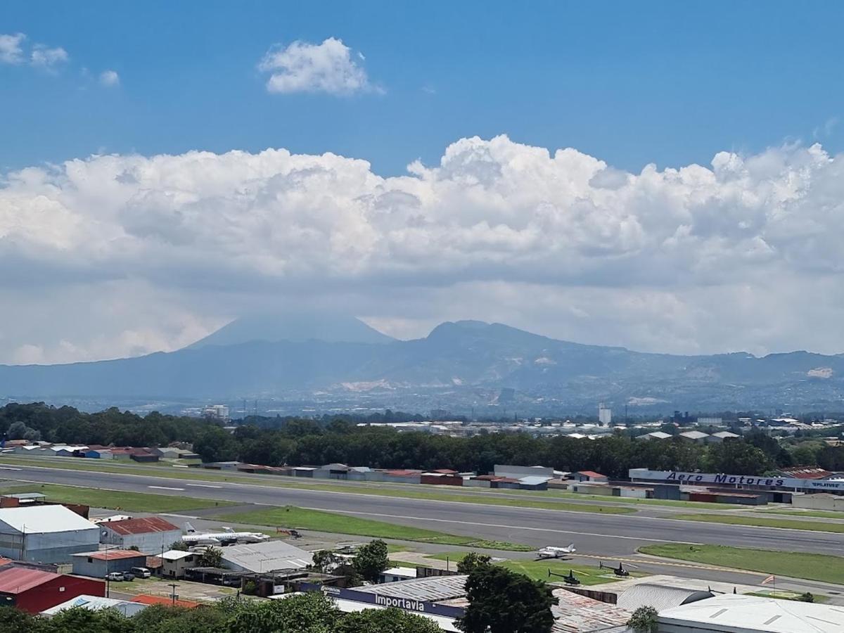 Amazing Aircrafts Views In Front Of Airport Apartman Guatemalaváros Kültér fotó