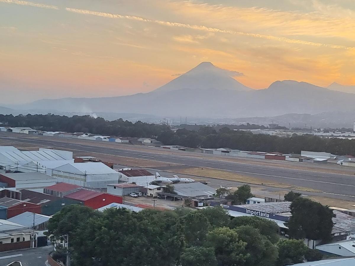 Amazing Aircrafts Views In Front Of Airport Apartman Guatemalaváros Kültér fotó