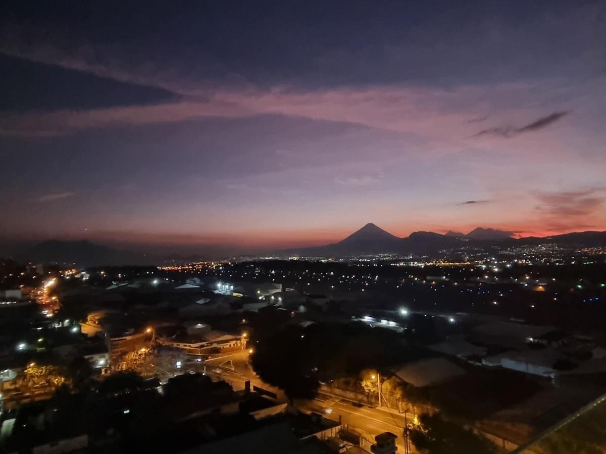 Amazing Aircrafts Views In Front Of Airport Apartman Guatemalaváros Kültér fotó