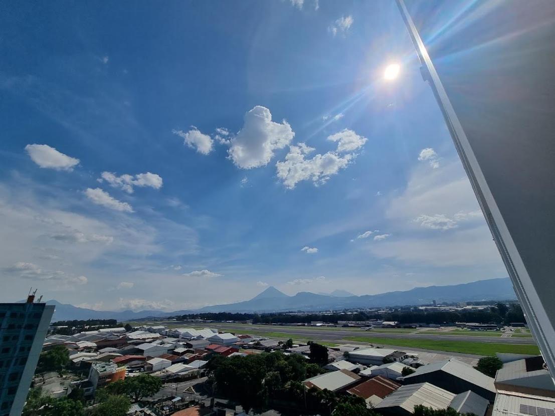 Amazing Aircrafts Views In Front Of Airport Apartman Guatemalaváros Kültér fotó
