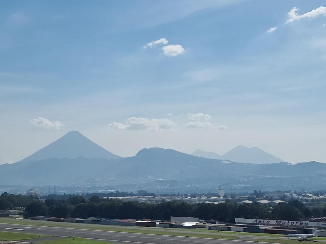 Amazing Aircrafts Views In Front Of Airport Apartman Guatemalaváros Kültér fotó