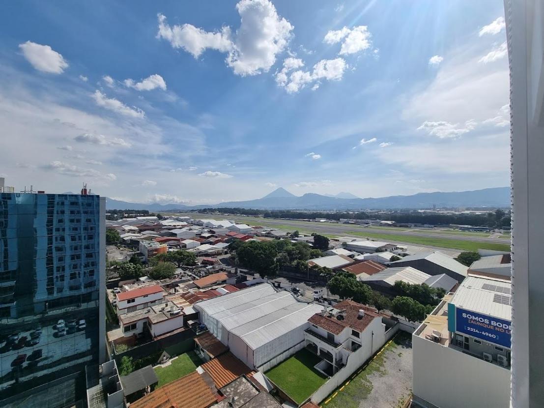 Amazing Aircrafts Views In Front Of Airport Apartman Guatemalaváros Kültér fotó