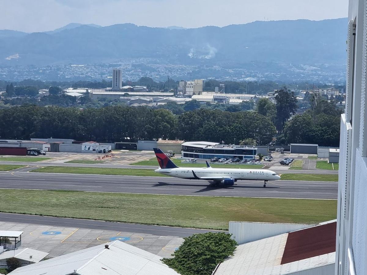 Amazing Aircrafts Views In Front Of Airport Apartman Guatemalaváros Kültér fotó