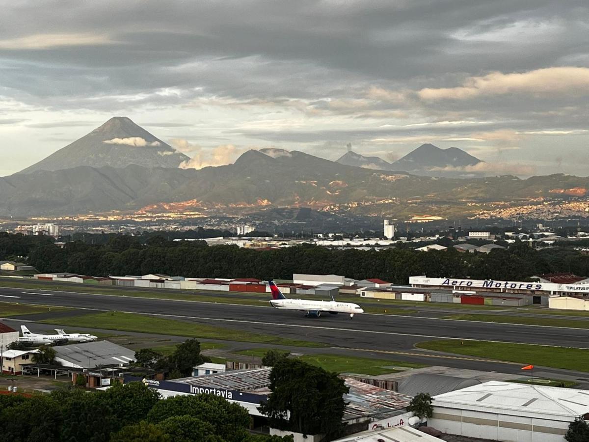 Amazing Aircrafts Views In Front Of Airport Apartman Guatemalaváros Kültér fotó